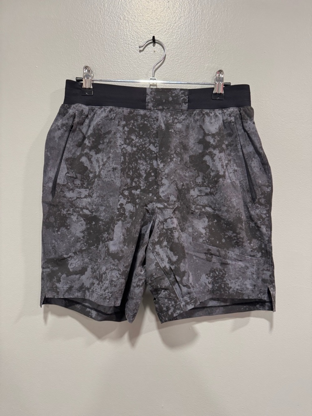 lululemon athletica Men’s Gray Black Patterned Athletic Shorts